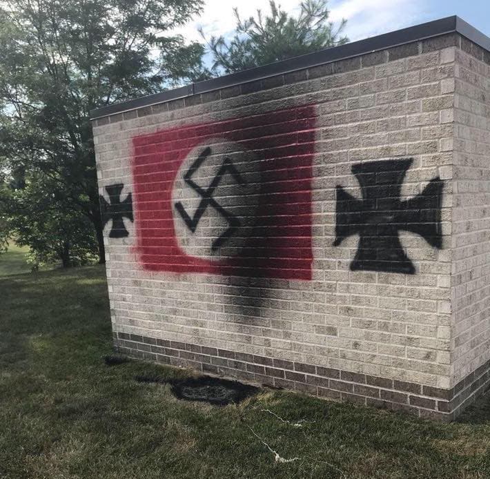 Pintadas nazis sobre una estructura de una sinagoga en Carmel, Indiana.