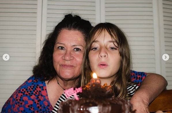 Sus abuelos maternos, Inge Mootz Spear y Rafael Spear, se han encargado de críarla después de que sus padres fallecieron.