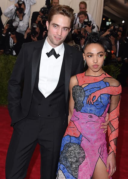 Tan feliz está que el ex vampiro ¡está comprometido en matrimonio!