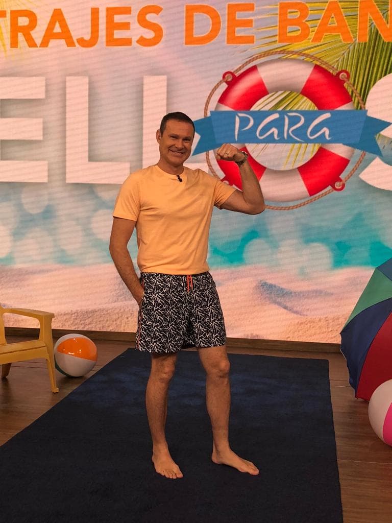 Alan lució un traje de baño más clásico. Los papás también deben estar a la moda.