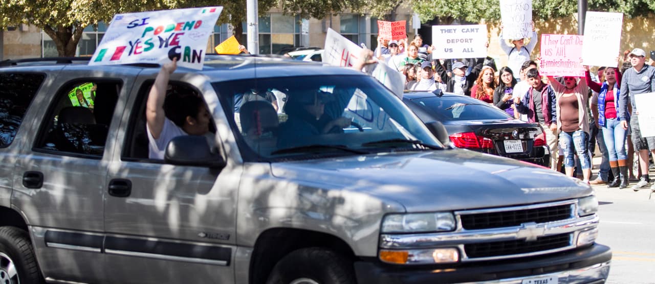 La colorida y concurrida manifestación de respaldo a los inmigrantes en Austin contó con la participación de personas de varias nacionalidades y diversas comunidades.
