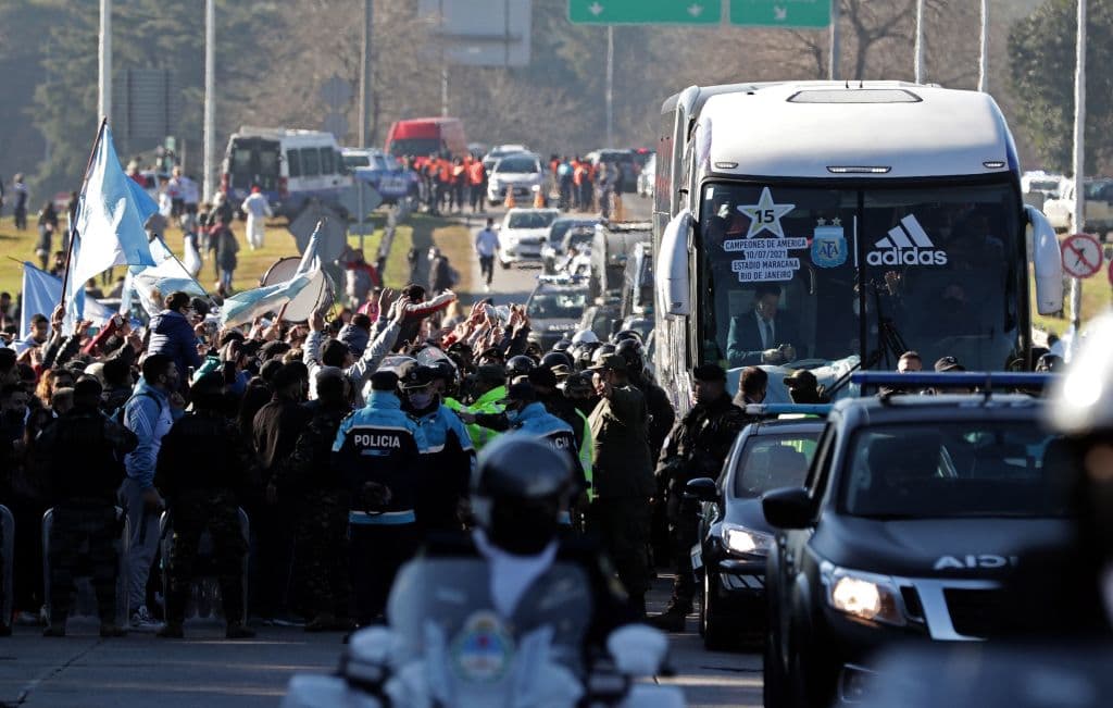 Recorrieron casi dos kilómetros que separa el Aeropuerto del Predio de la Asociación del Fútbol Argentino (AFA).