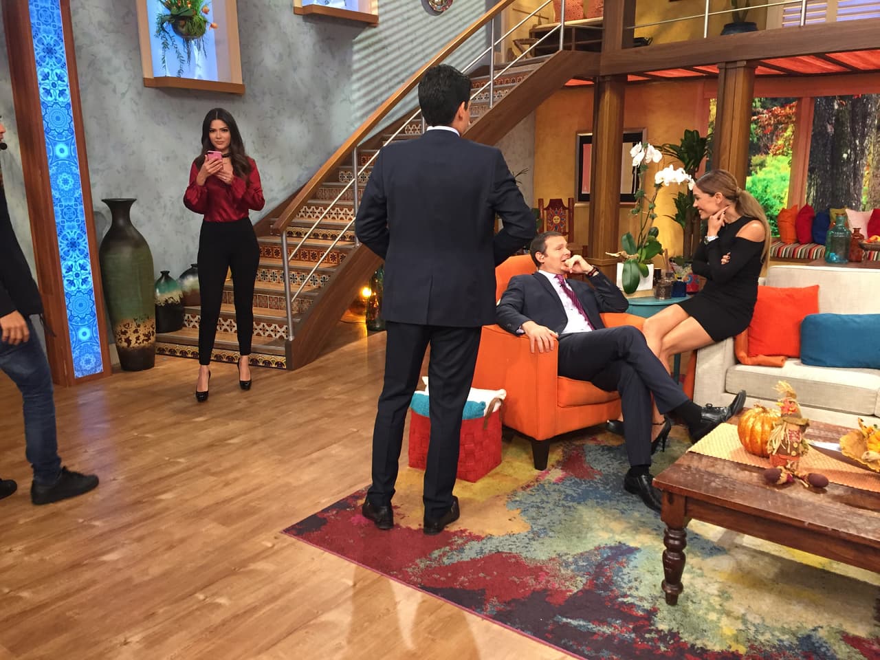 En la casita de Despierta América la colaboración y solidaridad entre compañeros es parte del día a día.