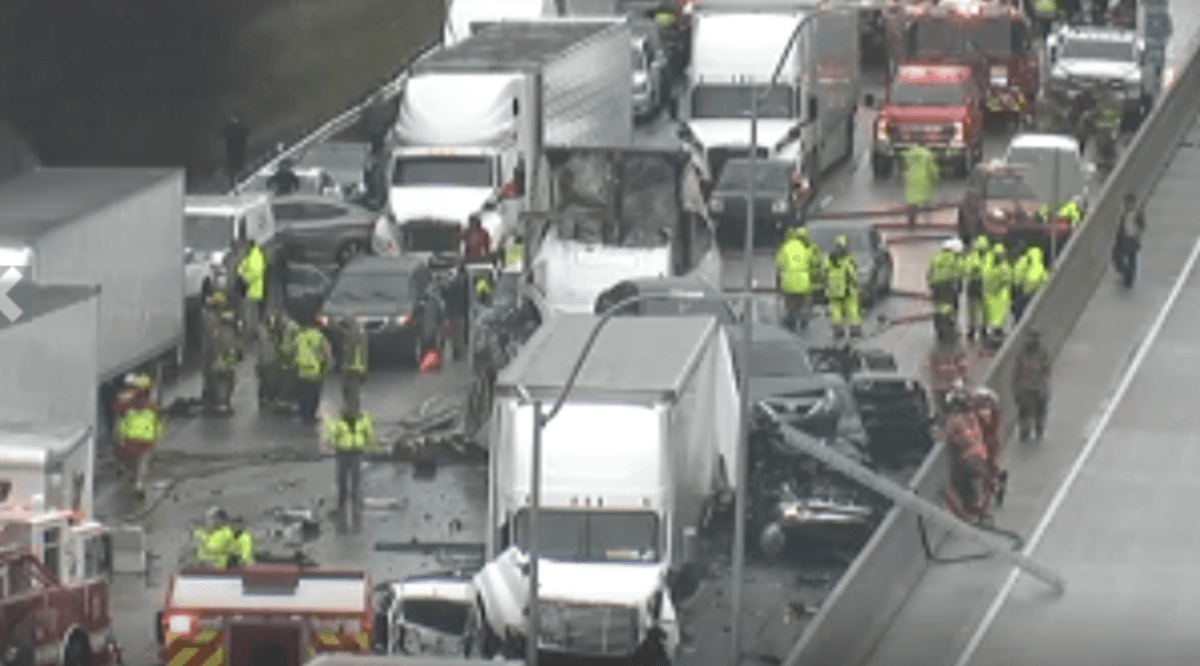 El choque provocó el cierre de la Interestatal 75 en sentido norte cerca de Chastain Road.