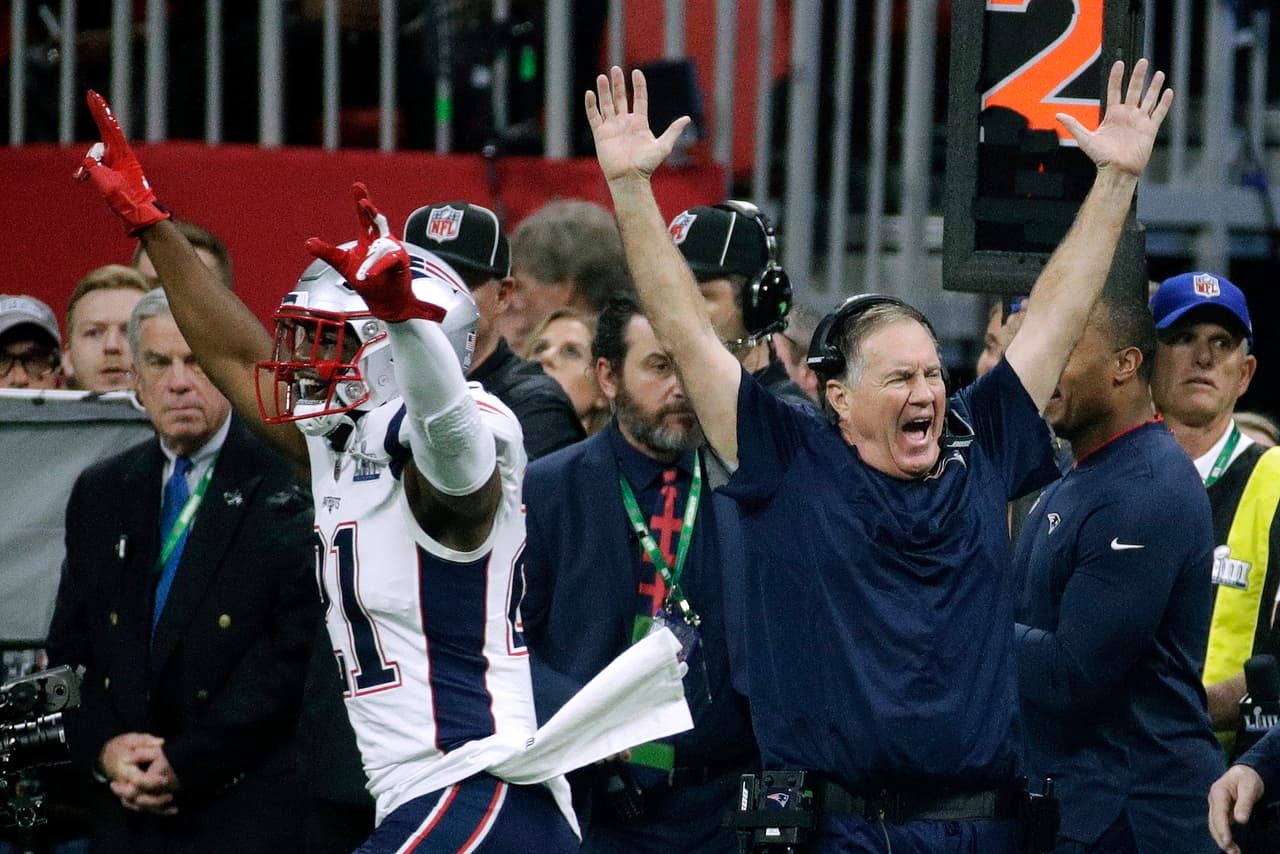 El cerebro de esta longeva dinastía, Bill Belichick, festejando como si fuera el primer campeonato que conquista desde las laterales del equipo de sus amores.