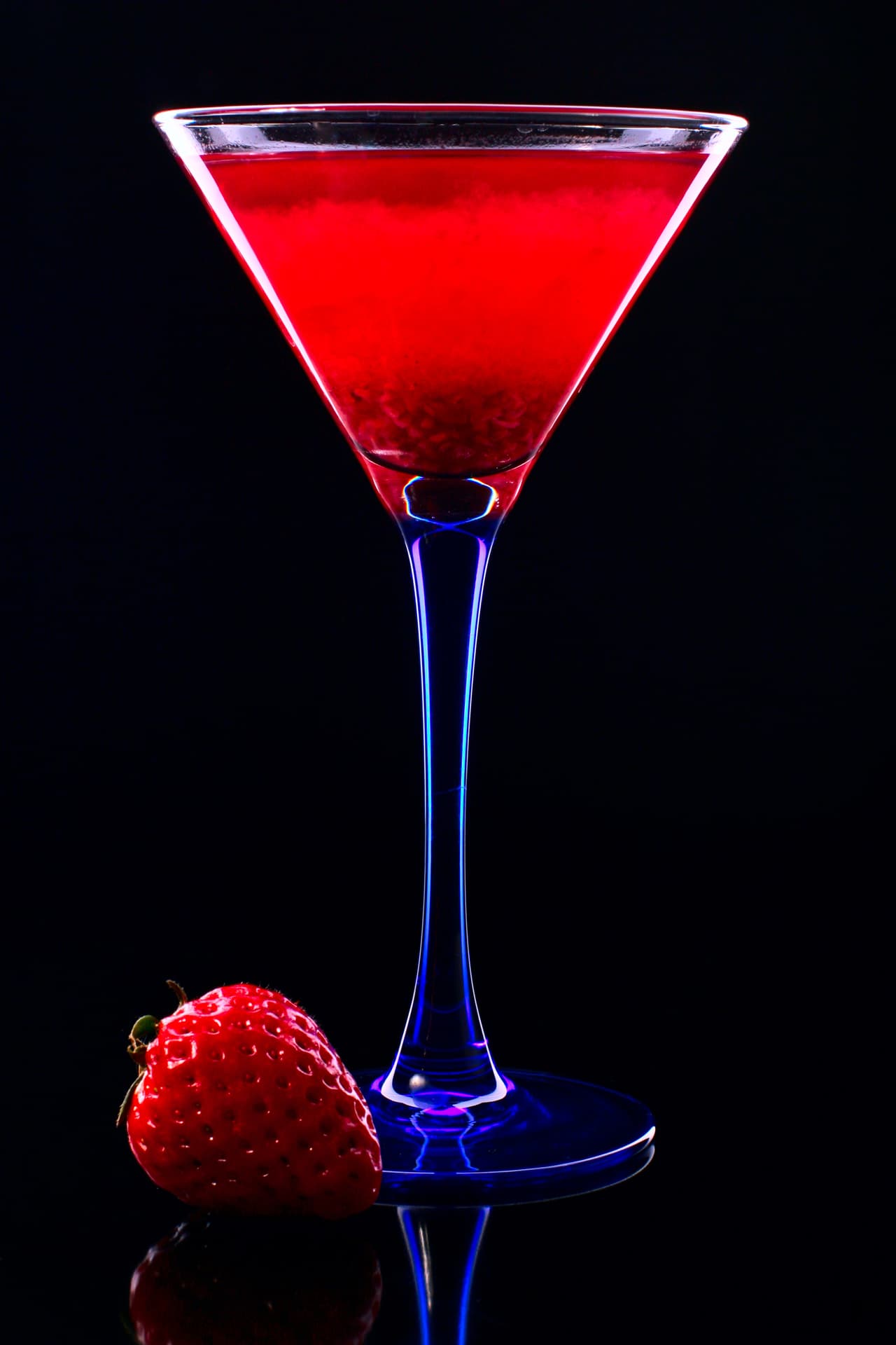 Incorpora todos los ingredientes en la coctelera y agrega suficiente hielo. Después agita enérgicamente hasta que obtengas una mezcla homogénea.