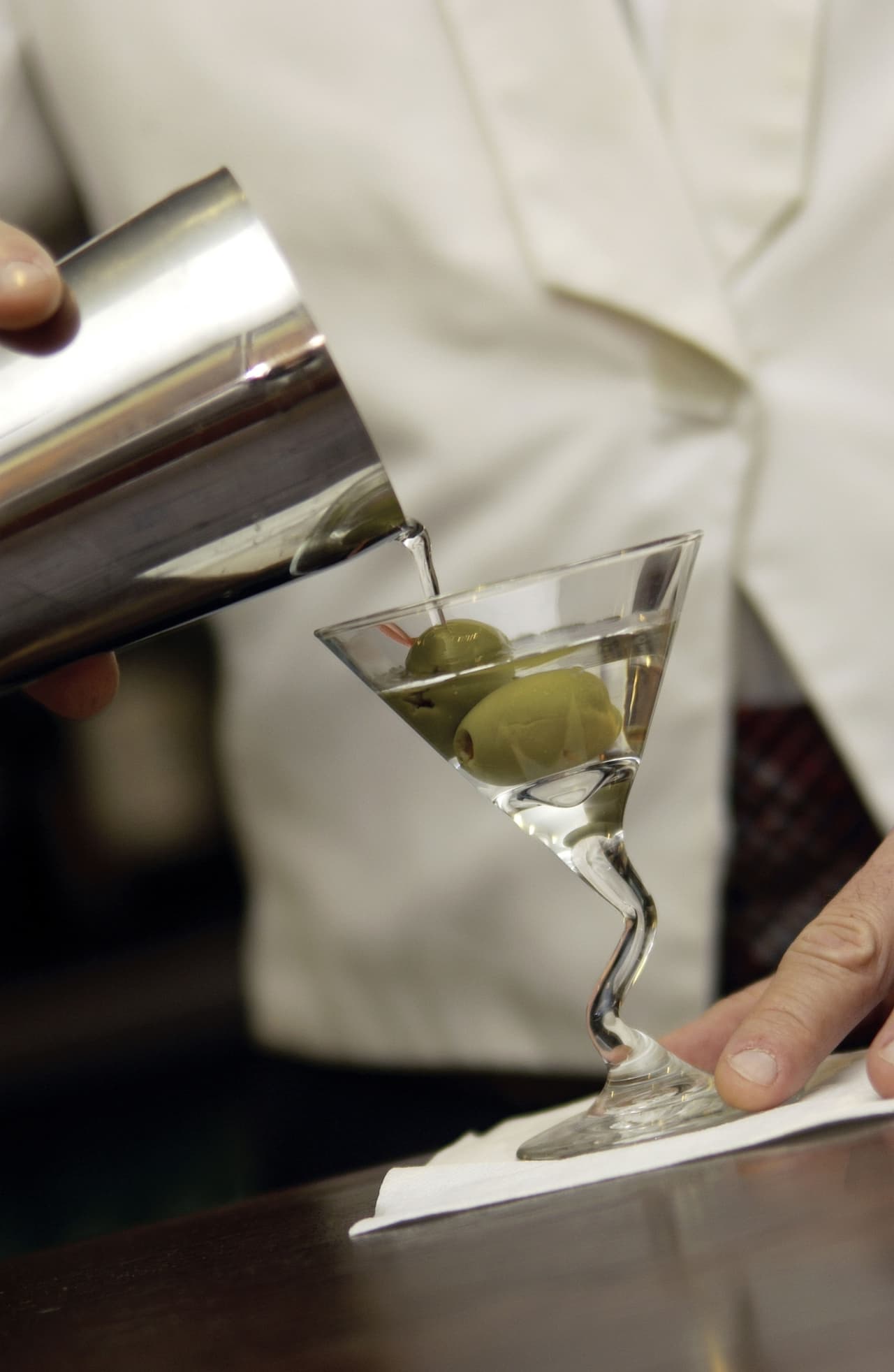 Después puedes colar el contenido y servir en una copa de cóctel helada. Para el toque final añade un chorrito de bitter y decora con una oliva o un twist de limón.