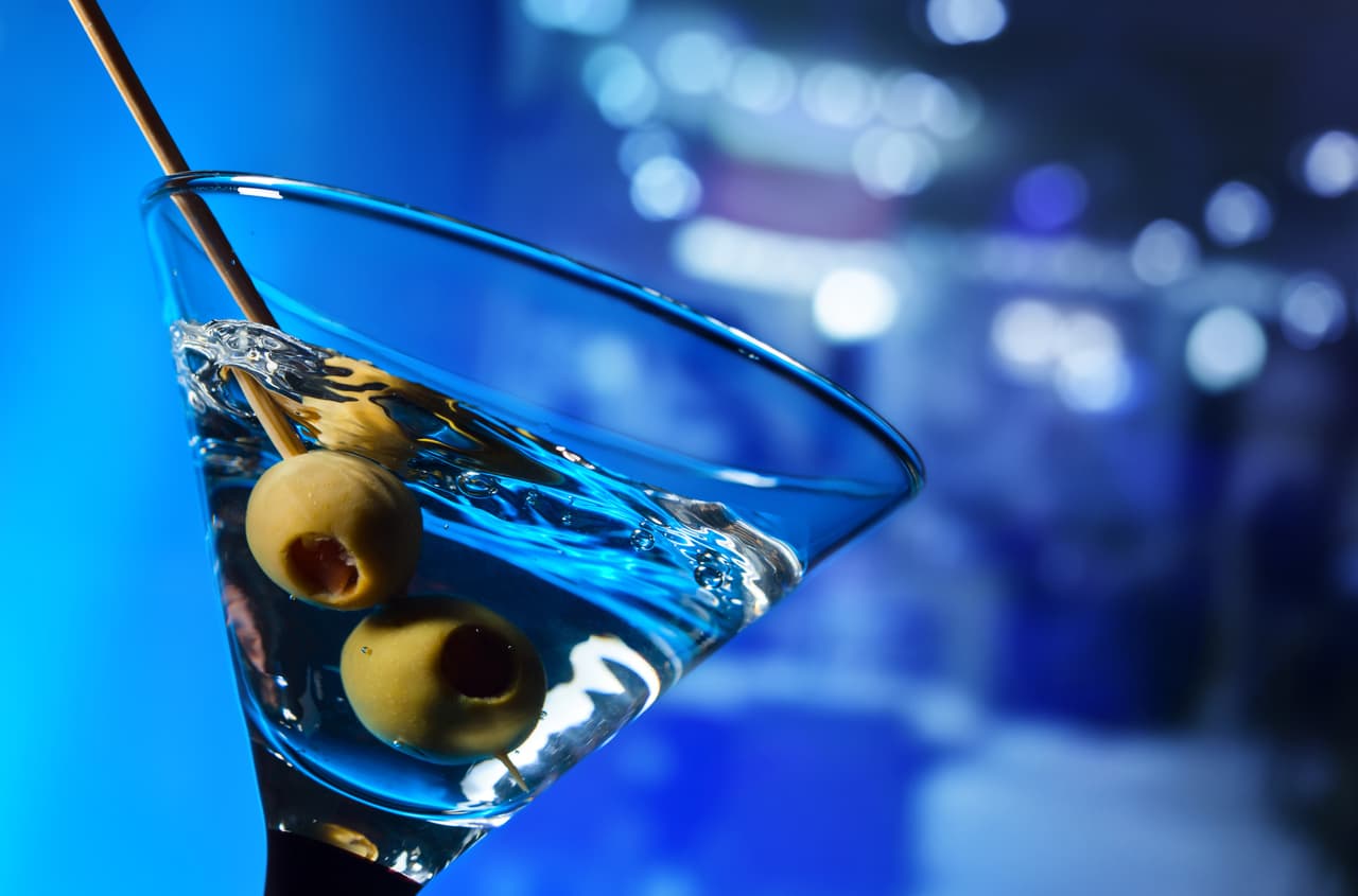 Primero debes sabes que es la ginebra es de cuerpo ligero y está hecha con una pasta de granos de cereales, los más comunes como el maíz, centeno, cebada y trigo.