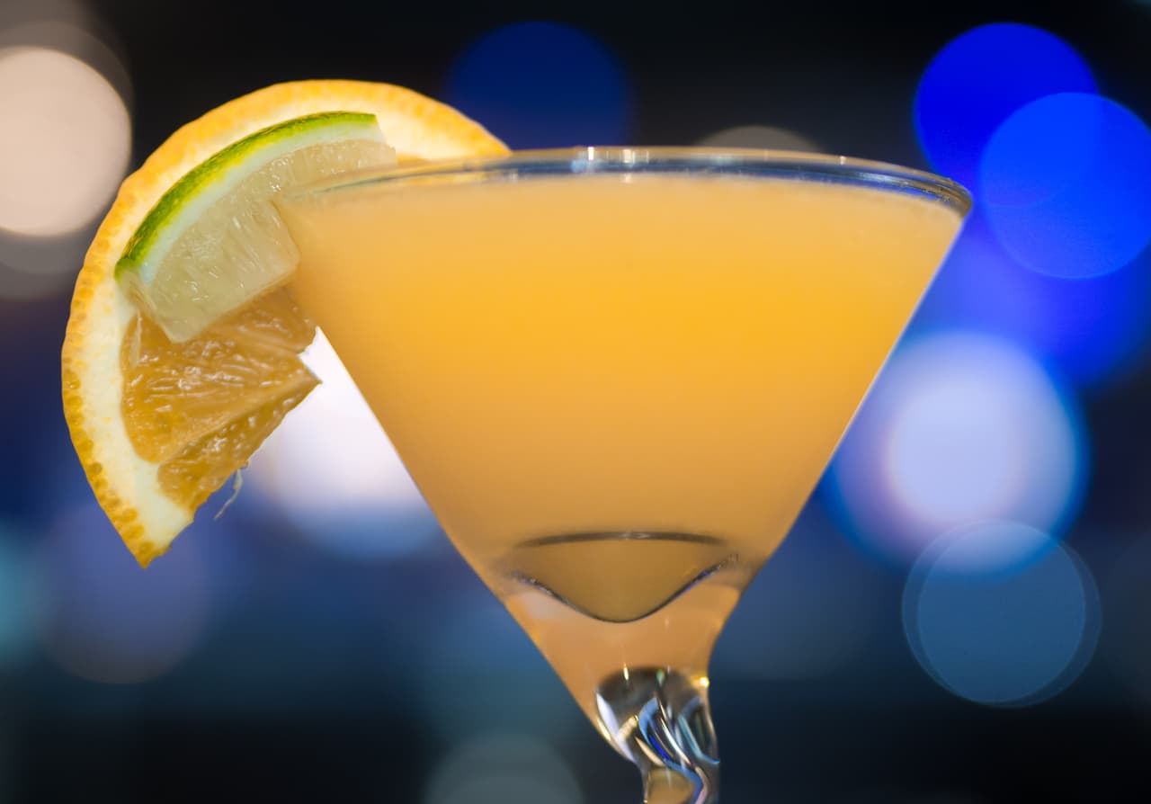 Lo mejor de todo es que la preparación es muy fácil lleva todos los ingredientes a una coctelera con hielo, agita con fuerza y sirve.