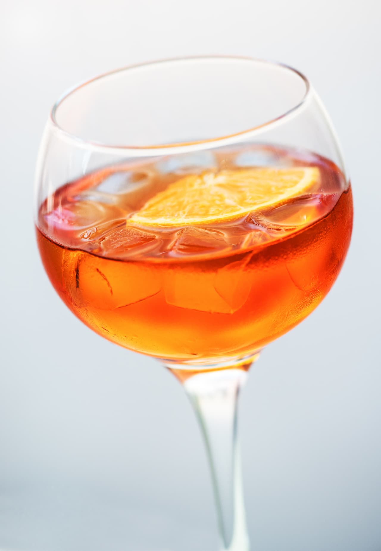 Negroni. Basta con que tengas 1 1/2 onza de vermut dulce, 1 1/2 onzas de campari, 1 1/2 onzas de ginebra y una rodaja de naranja para decorar; para preparar un negroni. Así que no esperes más.