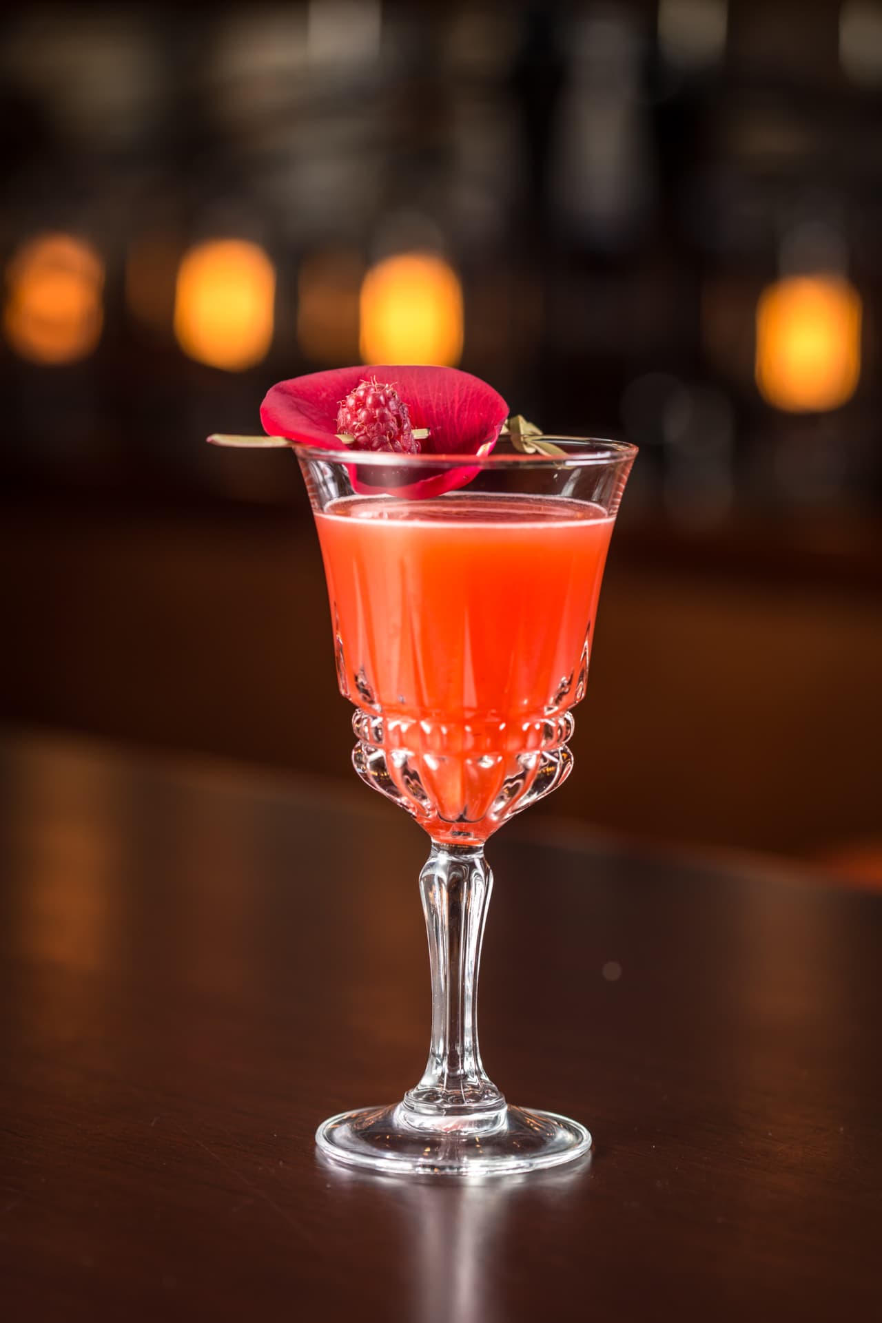 Fruta Prohibida. Di salud con esta bebida acompañada de todos tus amigos. Adquiere todos los ingredientes y lánzate a preparar una “fruta prohibida” solo necesitas 4 frambuesas frescas, 4 arándanos frescos, 4 moras frescas, 4 fresas frescas, 2 medidas de ginebra, 1 medida de jugo de limón recién exprimido, 1/2 medida de jarabe de azúcar y cerveza de jengibre.