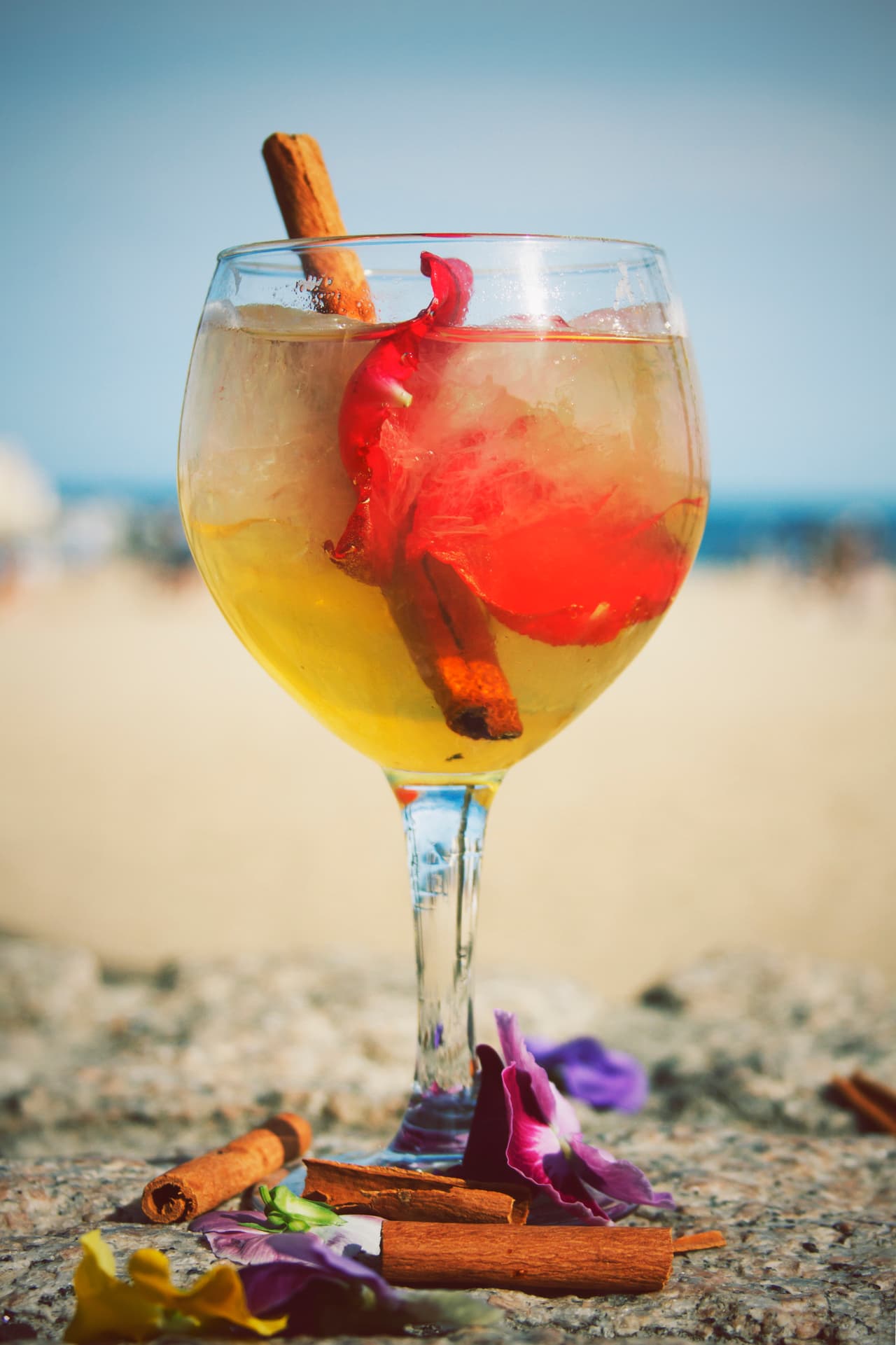 Passion Fruit Collins. Endúlzate la vida con esta bebida que lleva 2 frutas de la pasión frescas, 2 medidas de ginebra, 1 1/2 medida de jugo de limón recién exprimido, 1/2 medida de almíbar de futa de la pasión y soda.