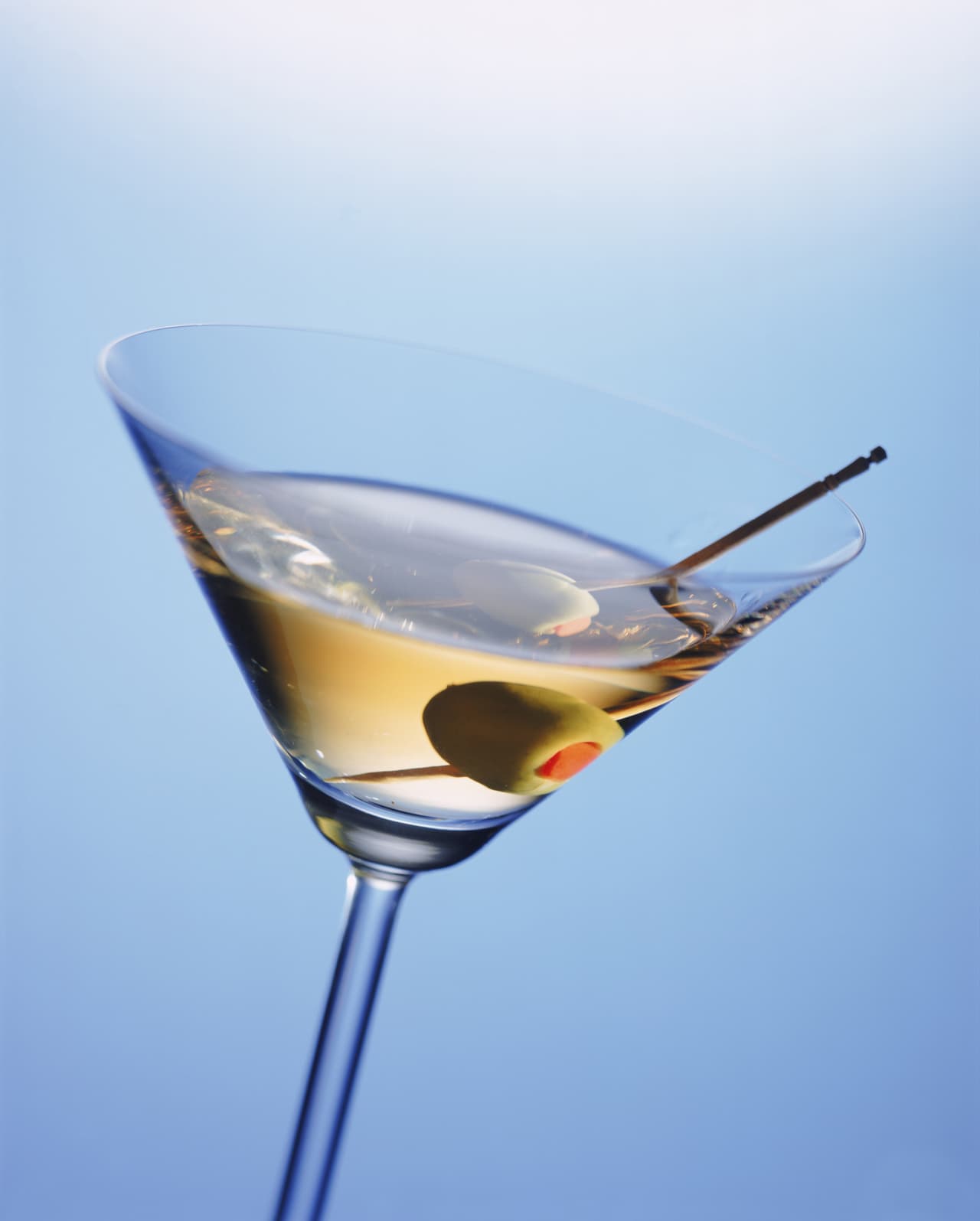 Martini. El Martini de las bebidas más clásicas con la ginebra, para esta bebida solo necesitas 2 1/2 onzas de ginebra, 1/2 onza de vermut seco, olivas verdes o cáscara de limón y un toque de bitter angostura; este último es opcional.