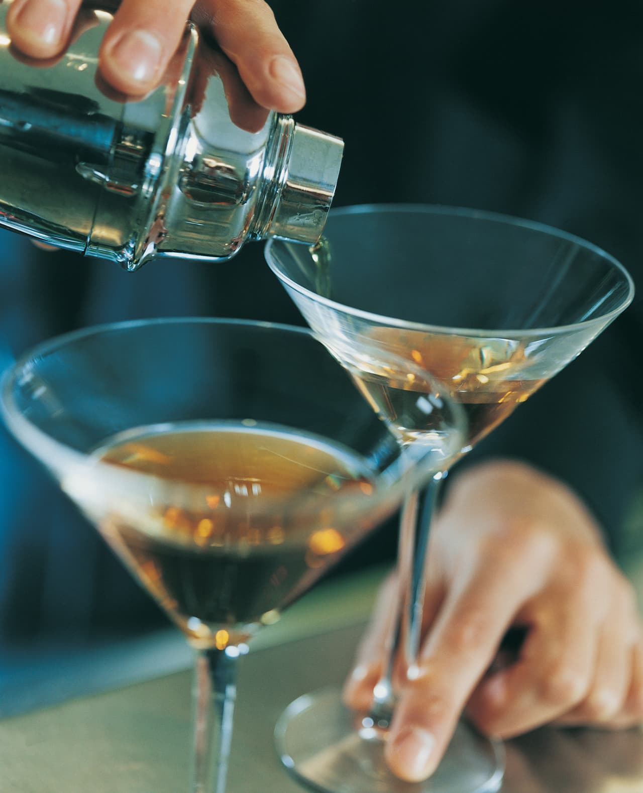 Para prepararlo coloca todos los ingredientes líquidos en una coctelera llena de cubitos de hielo y agita por 30 segundos.