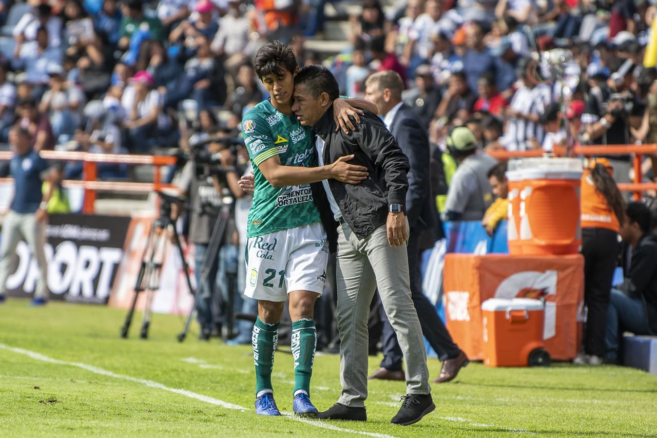 Ante la ausencia de Raúl Alonso Jiménez y de Javier Hernández, José Juan Macías alza la mano.