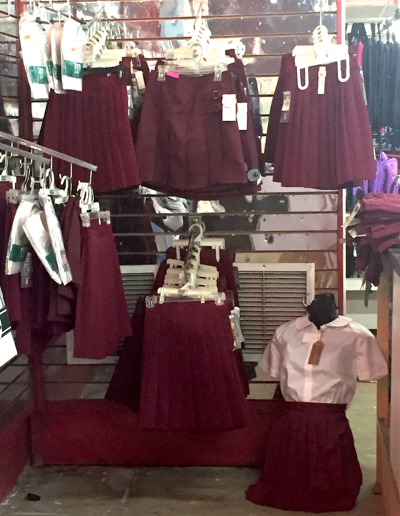 Entre los productos exclusivos para Cuba que se encuentran en la tienda están los uniformes del estilo "pionerito" que llevan los estudiantes cubanos.