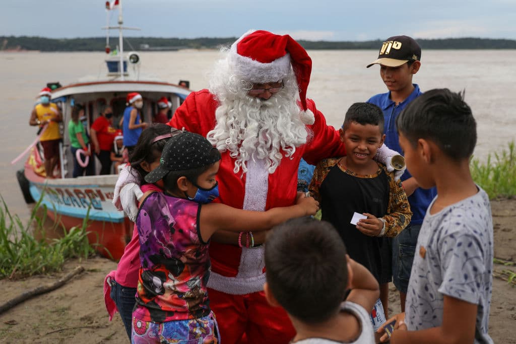 Cuando finalmente pone un pie en tierra, tras horas de navegación, recibe la calurosa bienvenida de los niños.