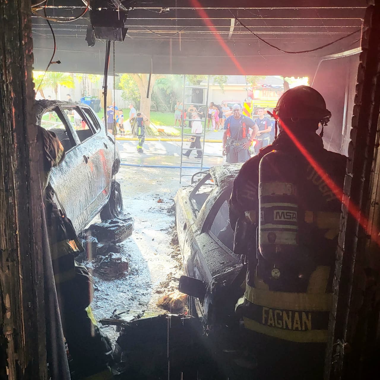 Un garaje se incendió y las llamas consumieron tres vehículos, incluyendo una motocicleta, en Riverview, en la Bahía de Tampa. El fuego se originó la tarde del 8 de octubre cuando el residente de la vivienda cambiaba la bomba de gasolina de uno de los automóviles. El Departamento de Bomberos del condado Hillsborough acudió a sofocar las llamas y no se reportaron personas lesionadas.
