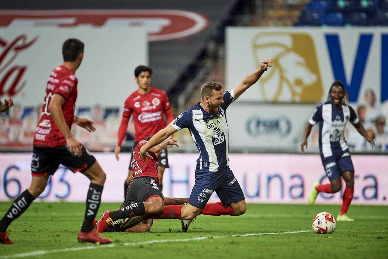 Monterrey termina con la agonía de Tijuana y con gol de Vincent Janssen desde los once pasos, los Rayados empatan con Xolos el partido, pero ganan en el marcador global y se llevan un nuevo trofeo a casa.