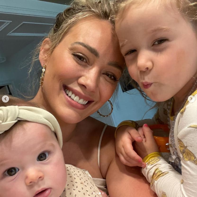 <b>#12 Hilary Duff y Matthew Koma</b>
<br>Otra famosa que apostó por llamar a una de sus hijas James es Hilary Duff. La actriz de ‘How I met your father’ y su esposo Matthew combinaron nombres neutros con nombres tradicionales de niña para llamar a sus dos hijas. La mayor se llama Banks Violet, mientras que la menor es Mae James.