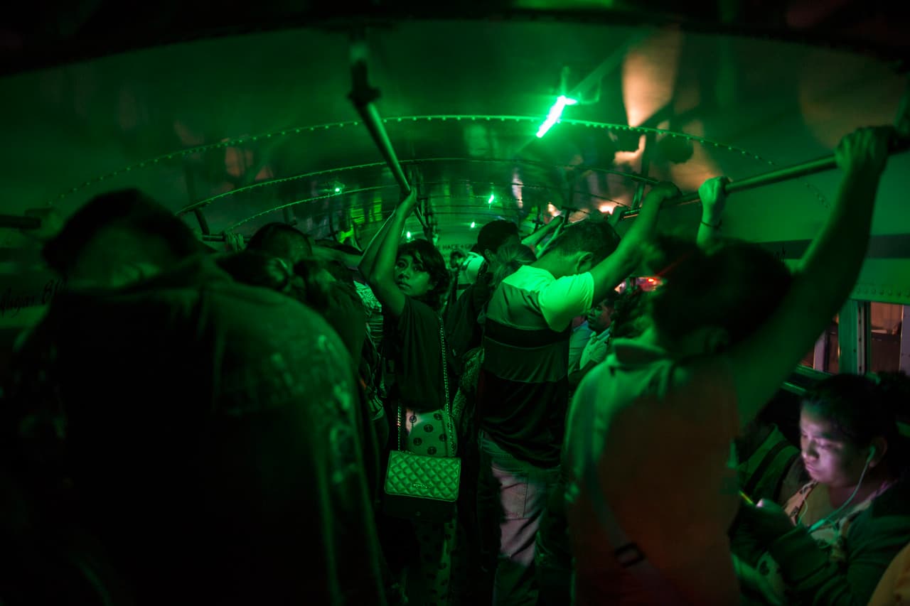 Trabajadores de una “maquiladora” de accesorios de autos regresan a casa en autobús, luego de una jornada de trabajo. Matamoros, Tamaulipas, México. 21 de marzo de 2017.