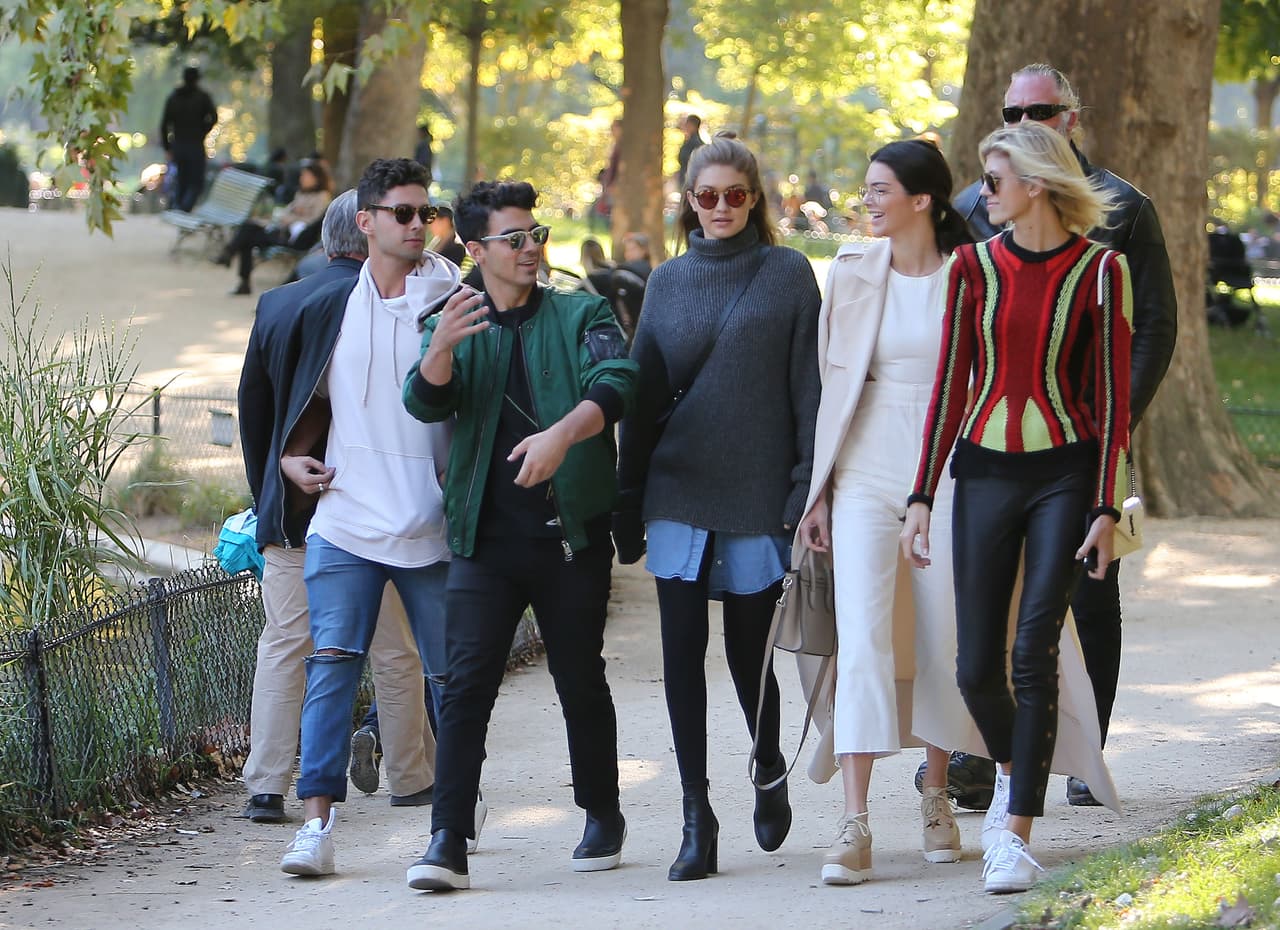 La súper modelo, Gigi Hadid, Joe Jonas y otras amistades se pasearon por París.