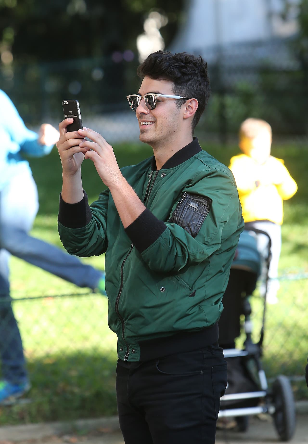 Joe Jonas tomó muchas fotos de sus guapas acompañantes.