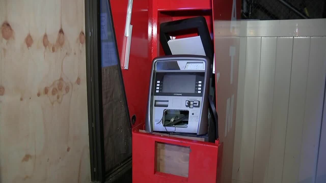 El cajero automático fuera de Dalessandro's Steaks, en Henry Avenue y Wendover Street en Roxborough, fue uno de varios alrededor de Filadelfia dañados por explosivos durante la noche del lunes al martes. La explosión también rompió una de las ventanas del restaurante, que todavía estaba tapiada el martes por la tarde.