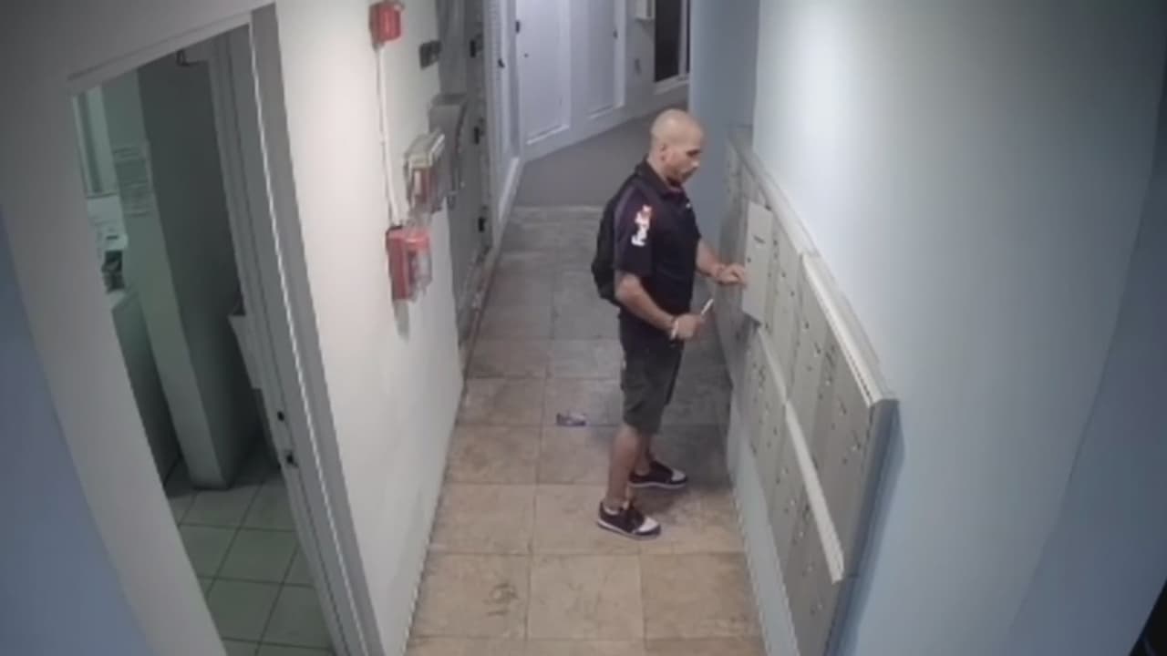 Captan en video el momento en que un hombre disfrazado de trabajador de FedEx roba el correo en Miami Beach