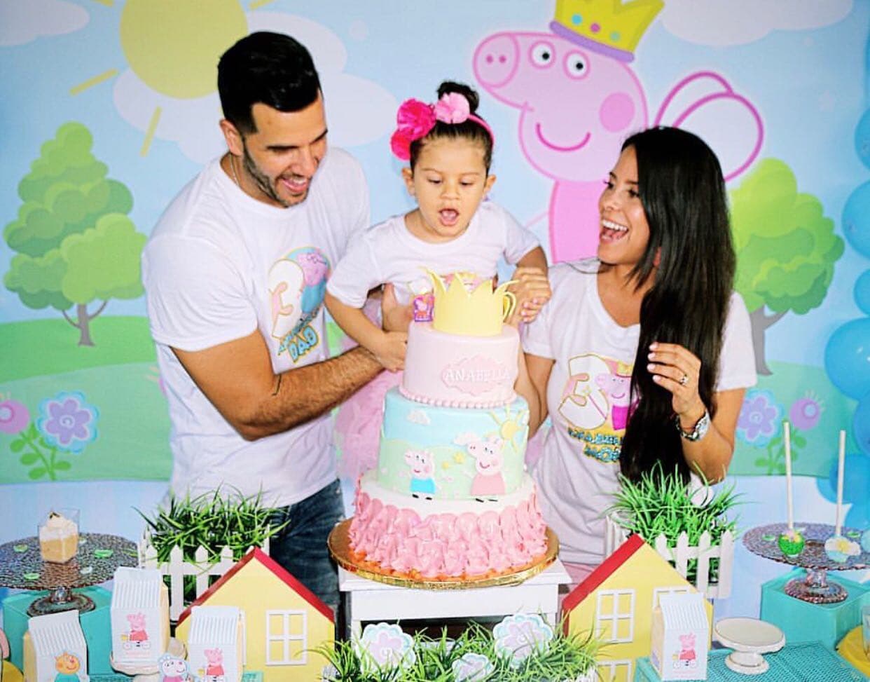 Uno de los momentos más emotivos del festejo, la hora de soplar las velitas del pastel.