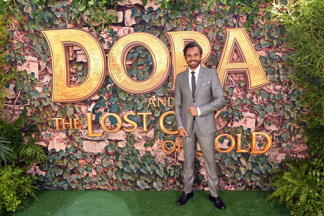 Al día de hoy, Derbez 
<b><a href="https://www.univision.com/famosos/alessandra-rosaldo-tuvo-un-dificil-2019-y-una-persona-la-ayudo-a-salir-adelante-y-no-fue-eugenio-derbez-video" target="_blank">goza de las mieles </a></b>de Hollywood, a donde se mudó en el 2014. Entre los proyectos en los que destacó en la meca del cine en el 2019 estuvo la cinta
<b><a href="https://www.univision.com/shows/eugenio-derbez-nos-cuenta-por-que-dora-es-la-heroina-que-los-latinos-necesitamos-video" target="_blank"> 'Dora and the lost City of Gold'</a></b>, la película 'live action' de 'Dora la exploradora'. 
<br>