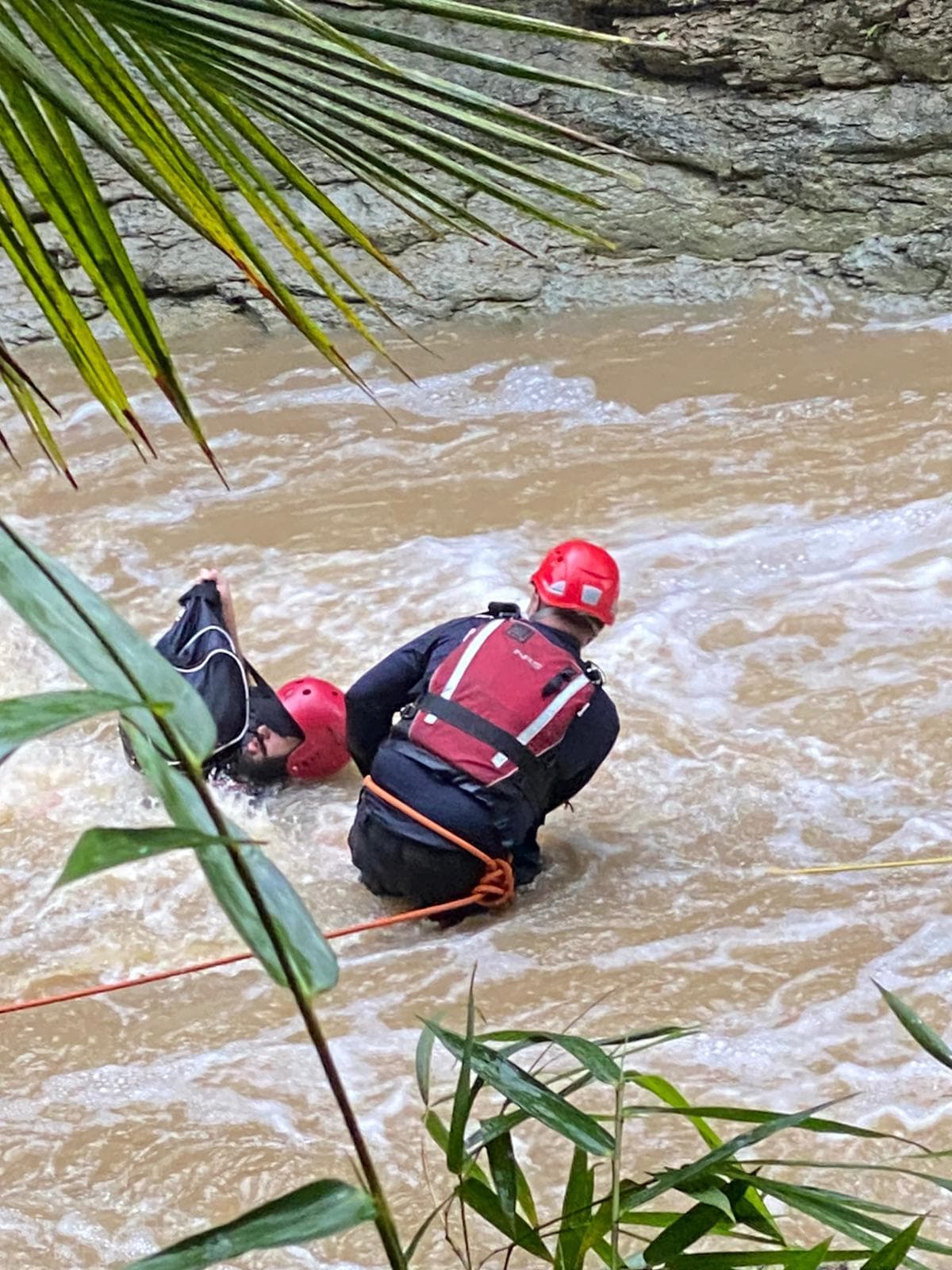 Ambos se encontraban disfrutando en el citado lugar, cuando hubo una creciente de agua, de donde no lograron salir.