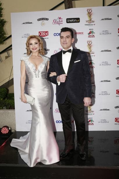 A pesar de los años, Jorge Salinas y Elizabeth Álvarez siguen siendo un dúo que conquista en cada gala. Definitivamente, son una pareja muy hot.