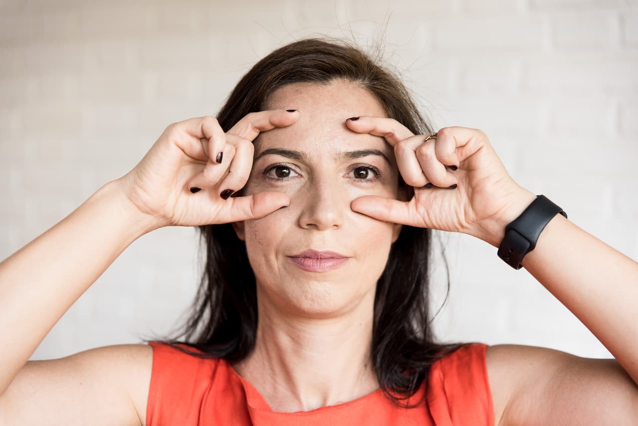 <b>Ejercicio del búho para reducir líneas y arrugas</b>. Haz una gran C con los dedos pulgar e índice. Coloca el dedo índice justo por encima y paralelo a las cejas y los pulgares en las mejillas. Empieza a tirar hacia abajo los dedos índices al tratar de levantar las cejas y hacer los ojos muy abiertos. Mantén esta posición durante dos segundos, relájate y repite de nuevo tres veces más. A continuación, mantén esta posición durante 10 segundos.