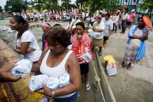 Tras el cierre parcial de las compuertas de dos represas, el río ha bajado su caudal y permite que emerjan algunos puntos del casco histórico de Tlacotalpan como la plaza principal.