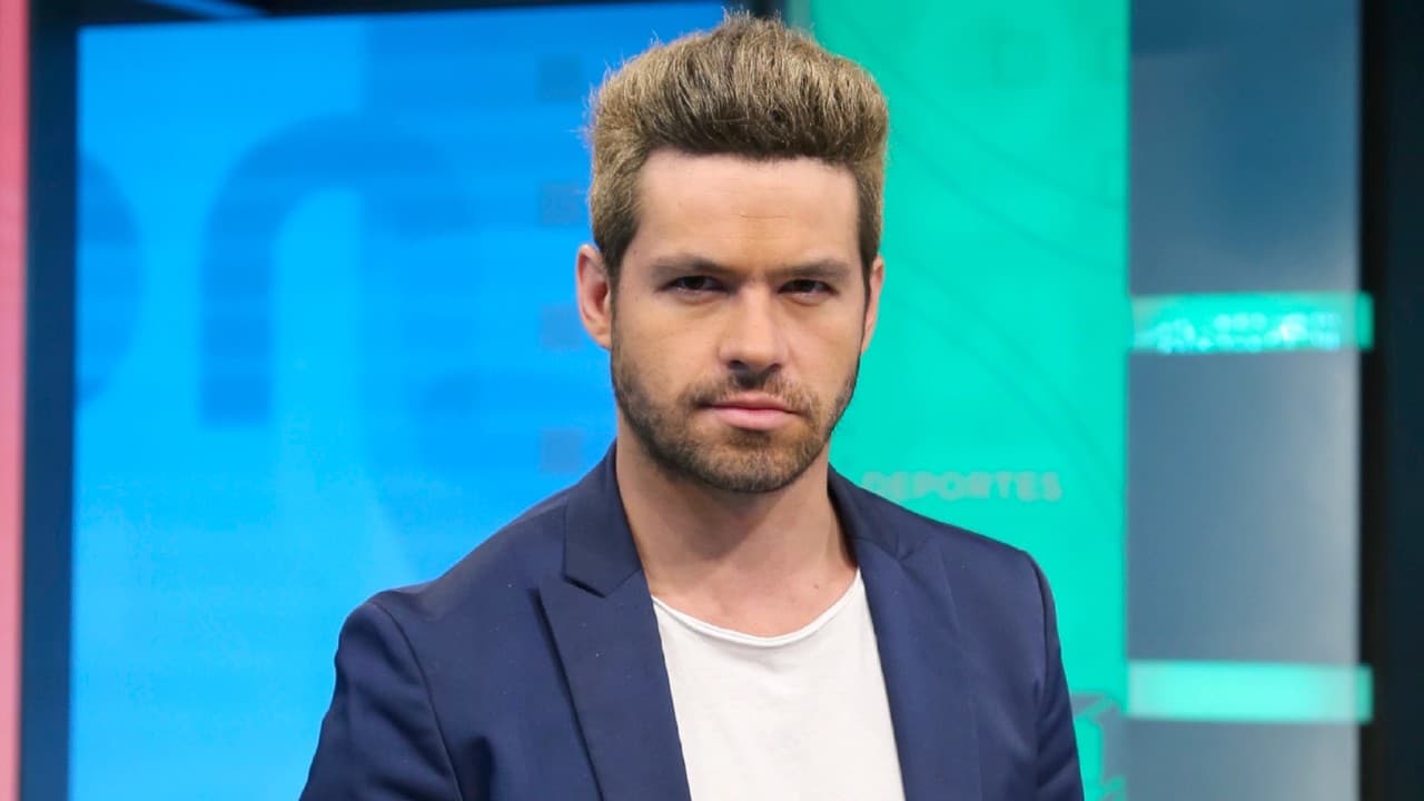 La prisión preventiva por violencia familiar equiparada que actualmente enfrenta 
<b><a href="https://www.univision.com/famosos/carmen-salinas-revela-detalles-suicidio-hixem-gomez-hermano-mayor-eleazar-gomez-fotos" target="_blank">Eleazar Gómez</a></b> no es el único proceso legal en el que se ha visto inmiscuido. Ha estado arrestado en dos ocasiones.
<br>