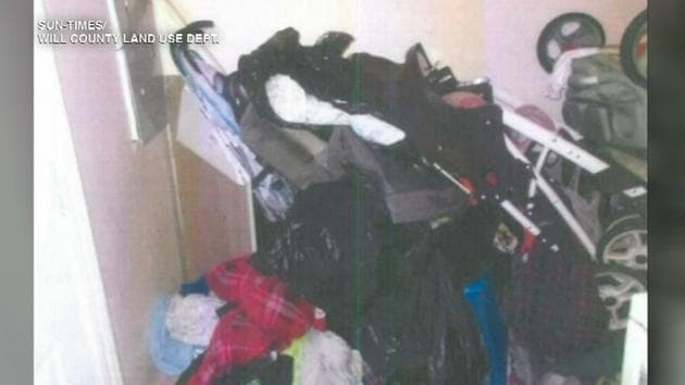 Además, la puerta trasera estaba bloqueada por carriolas, bolsas de basura negras, juguetes, ropa y contenedores.