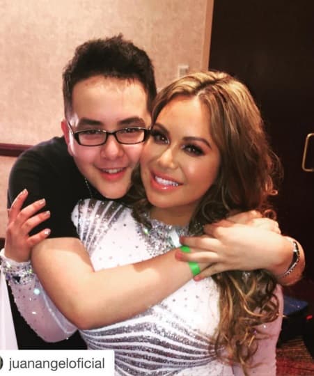 Tampoco se perdió de los cálidos abrazos de su hermano.