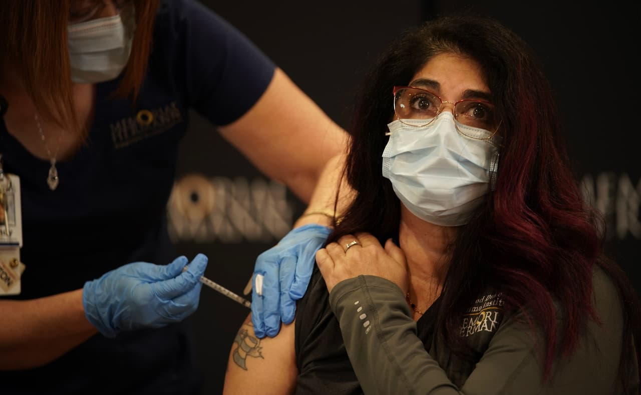 Otros miembros de la institución médica recibieron la vacuna también.