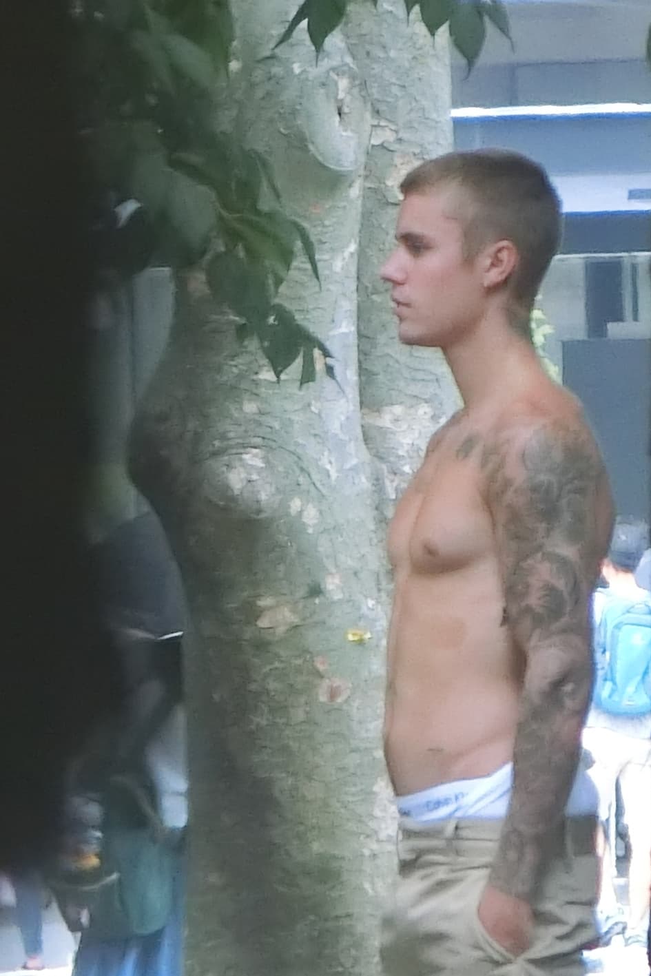 Y así se quedó Bieber por el resto de su paseo, sin playera.
