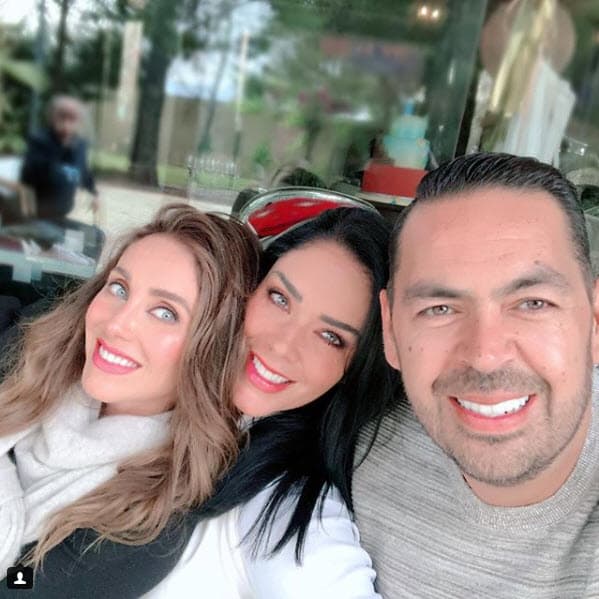 Anahí se muestra muy feliz y sonriente en cada una de las imágenes donde está acompañada de sus familiares. Aquí podemos verla con su hermana Marichelo y su cuñado, Jorge D'alessio.