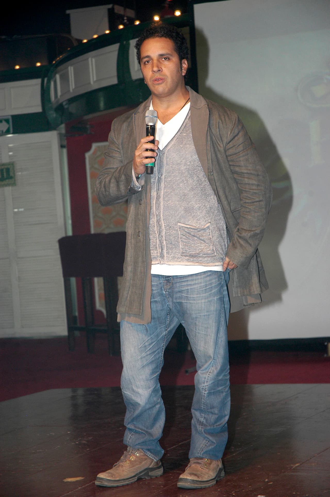 A partir de este 7 de agosto, las noches serán más divertidas con la serie de comedia 40 y 20, dirigida por Gustavo Loza.
<br>