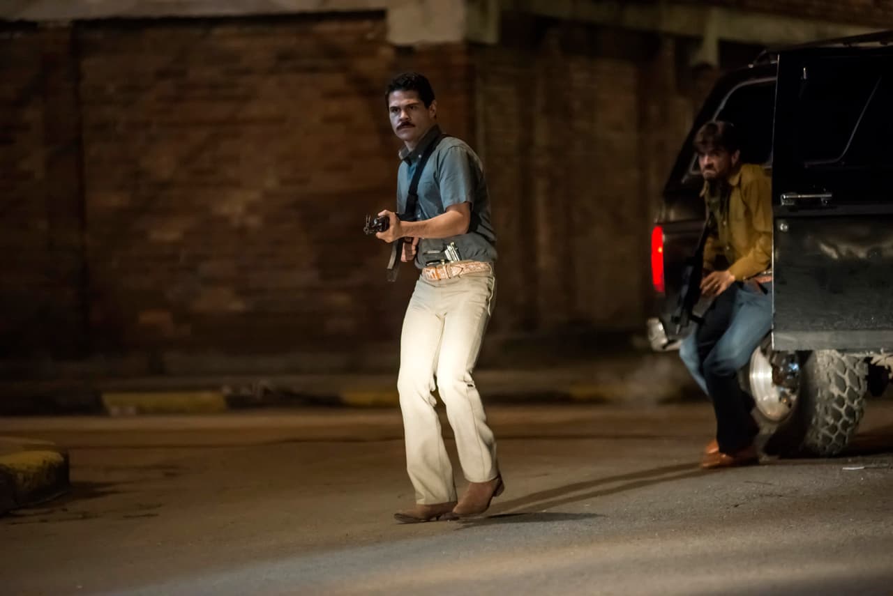 Con la ayuda de 
<b><a href="http://www.univision.com/series/el-chapo/juan-carlos-olivas-es-el-guero-en-el-chapo">'El Güero'</a></b> planeó una
<b><a href="http://www.univision.com/series/el-chapo/el-chapo-el-chapo-y-el-guero-trataron-de-asesinar-a-benjamin-y-ramon-avendano-escena-del-dia-video"> emboscada para acabar con los hermanos Avendaño</a></b>.