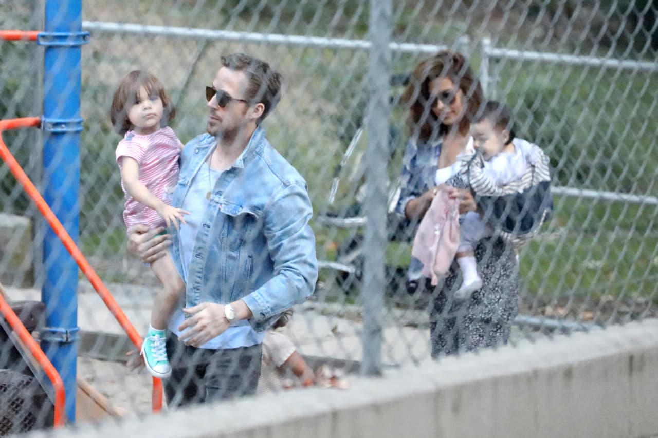Eva Mendes y Ryan Gosling fueron captados por los paparazzi en compañía de sus hijas Esmeralda y Amada, en un parque de Los Ángeles.
