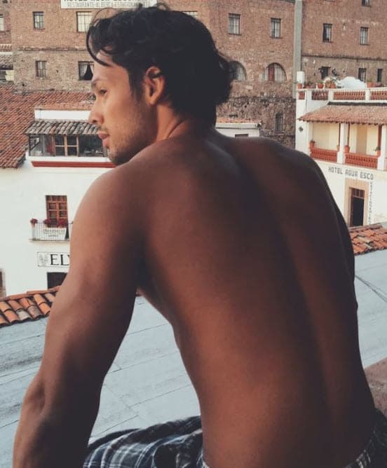 “Dejar a mi familia en Venezuela, dejar mi país fue muy difícil, dejar a mi gente porque, aunque yo estaba en Caracas y mi familia en Valera, yo podía agarrar un avión el fin de semana para ir a verlos y ahora estoy en otro país y no puedo hacerlo. Me pega porque para mí la familia es parte fundamental. Te puede ir bien en el trabajo, pero si no tienes con quien compartirlo, con tu mamá, con tu papá, con tus hermanos, con tu sangre… Es la parte complicada de esta chamba”, dijo para el diario El Universal en 2017.
<br>