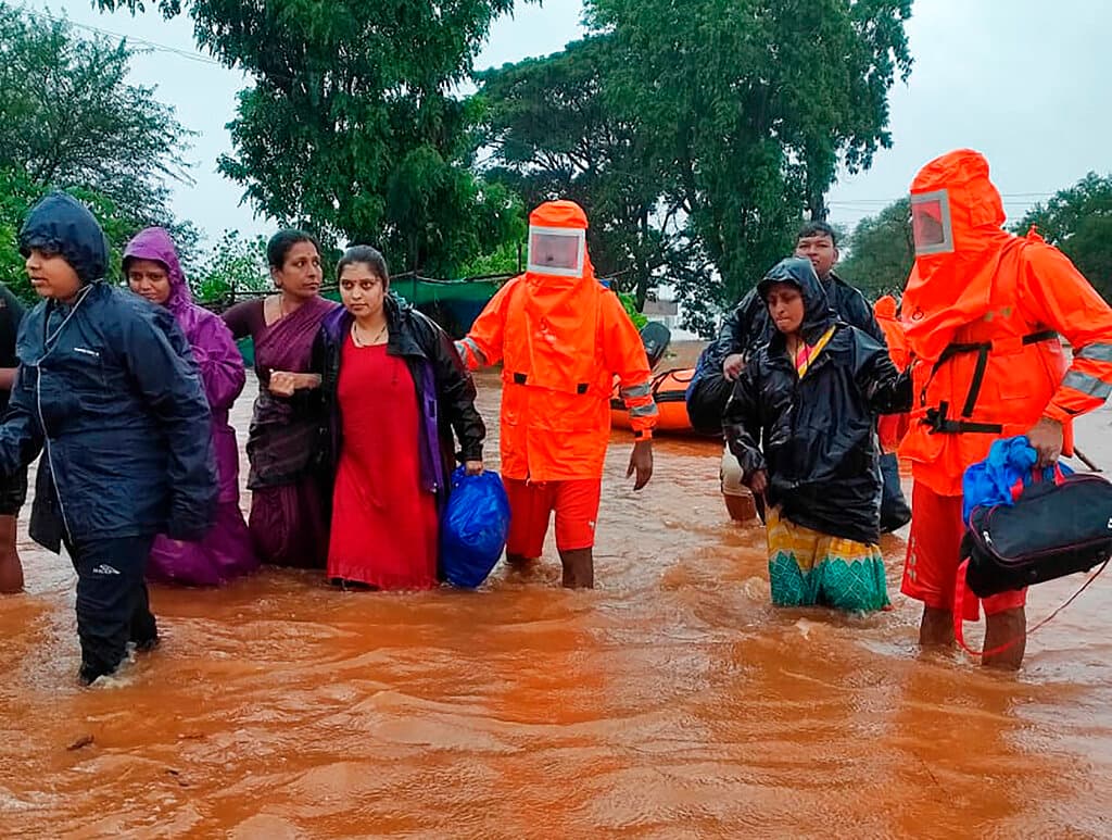 <b>"La gente perdió prácticamente todo"</b>, afirmó su ministro de Salud, Vishwajit Rane, señalando que más de 1,000 casas sufrieron daños graves. El servicio meteorológico indio colocó a varias regiones de ese estado en alerta roja, ya que las fuertes lluvias deberían continuar en los próximos días.