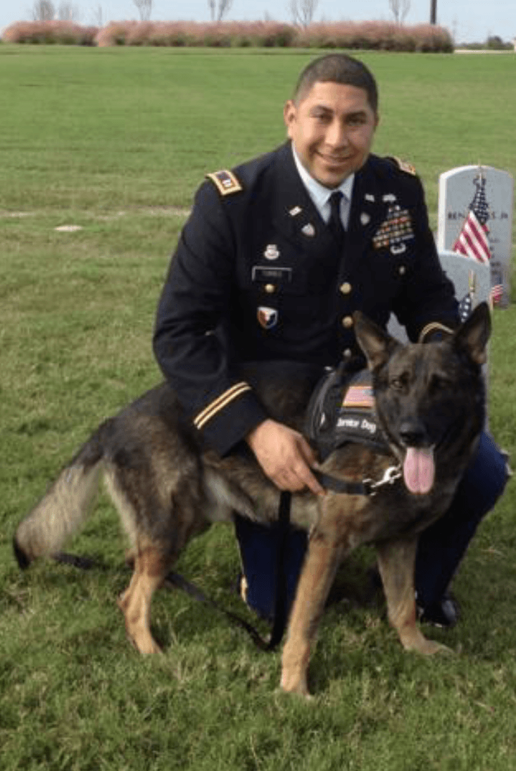 Torres sirvió en el Ejército de Estados Unidos durante 23 años, en el servicio activo y en la reserva, incluido un período de servicio en Irak.