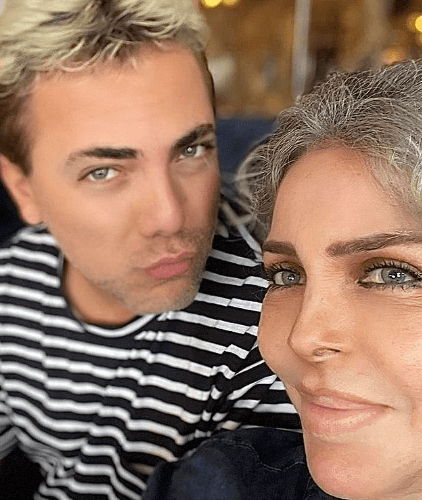 Ahora, la también presentadora se mantiene muy activa en sus redes sociales, en las que presume algunos de sus mejores momentos con su más de un millón de seguidores. Por ejemplo, el 7 de diciembre de 2021 posteó una instantánea junto a su hijo Cristian Castro.