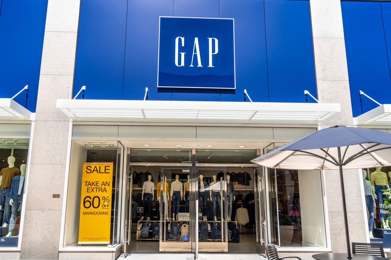 <b>GAP.</b> Esta cadena también opera los minoristas Banana Republic, Old Navy y Athleta, siendo la principal (GAP) y Banana Republic las más afectadas por la pandemia. Había anunciado planes para cerrar más de 200 tiendas y, aunque ha utilizado sus buenas calificaciones crediticias y la relativamente poca deuda para evitar la bancarrota, la pregunta para algunos analistas es cuánto tiempo más puede durar en pie.