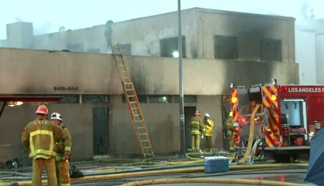 LAFD combatió un incendio en la zona de Vermont Knolls.